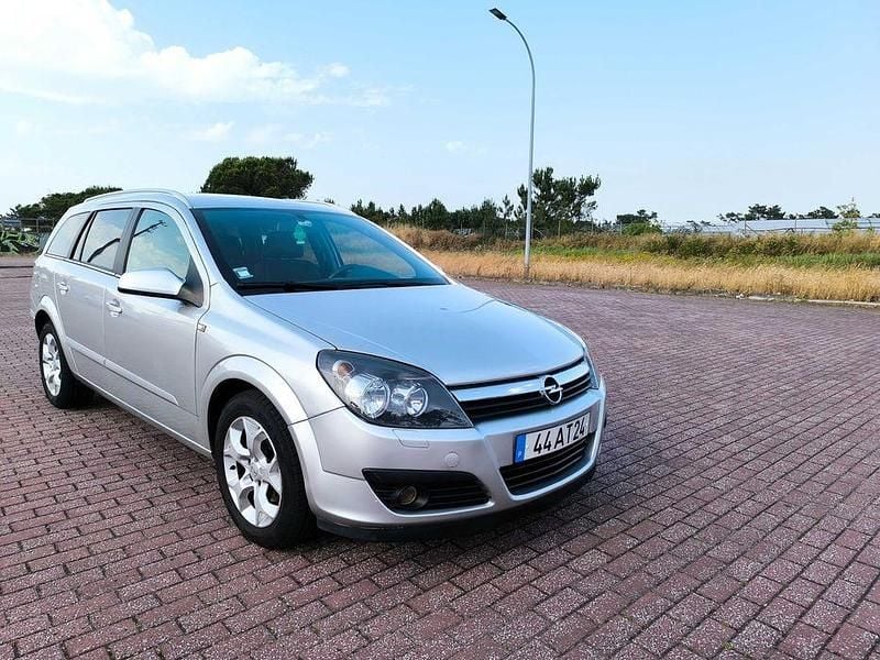 Cinzento Usado 2005 Opel Astra Sedan | € 3.350 (Preço justo) - Imagem 1/4