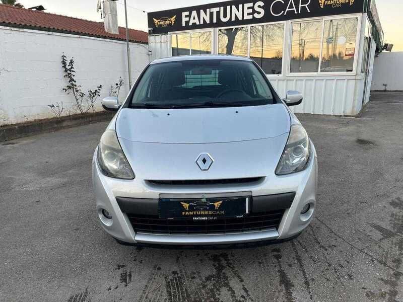 Cinzento Usado 2010 Renault Clio II Dynamique Citadino | € 4.500 (Preço justo) - Imagem 1/4