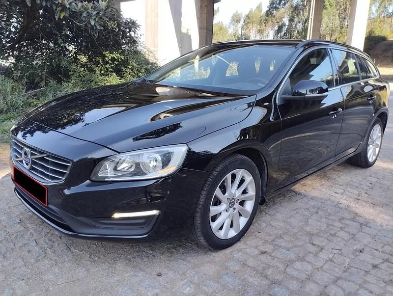 Usado Volvo V60 Momentum 181 HP (133 kW) 2014 Preto Carrinha