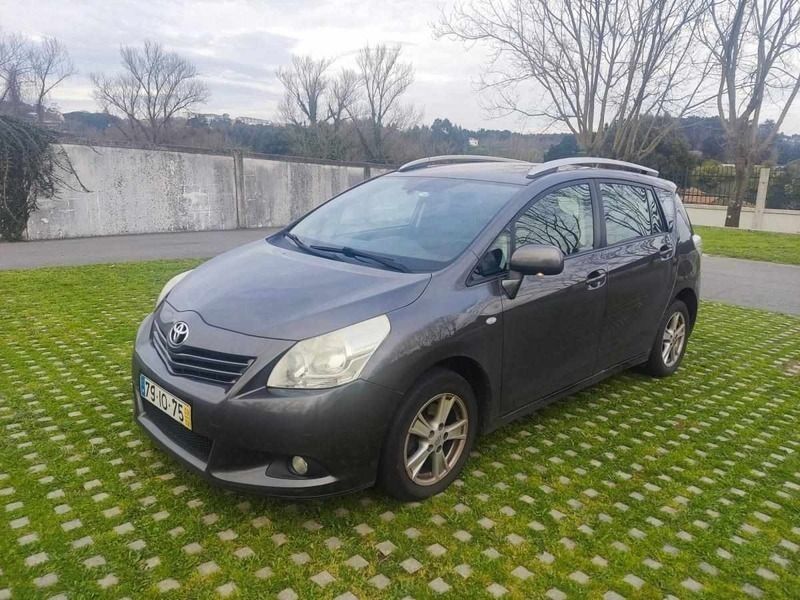Cinzento Usado 2009 Toyota Verso Monovolume | € 8.000 - Imagem 1/4