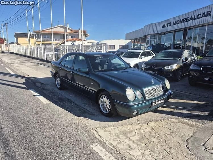 Azul Usado 1997 Mercedes E220 Elegance | € 3.900 (Preço justo) - Imagem 1/1