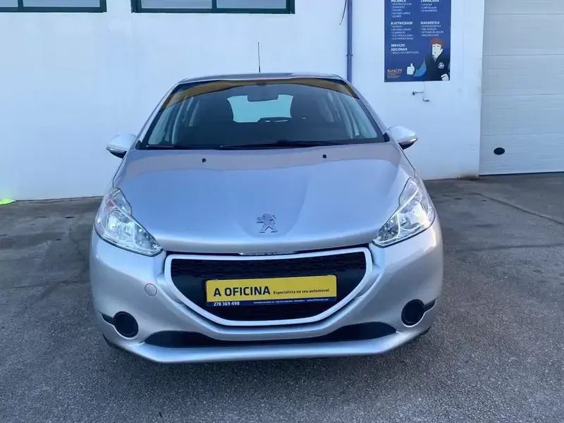 Cinzento Usado 2014 Peugeot 208 Access Citadino | € 10.500 (Caro) - Imagem 1/4