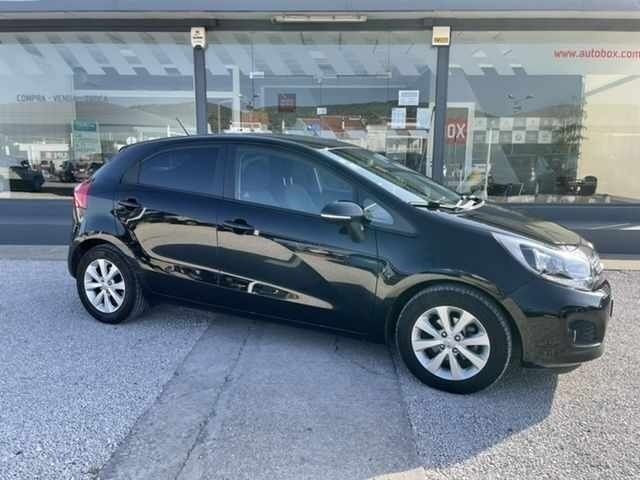 Usado Kia Rio 80 HP (58 kW) 2014 Preto Citadino