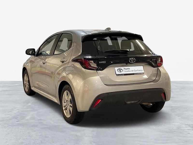 Usado Toyota Yaris Comfort 92 HP (67 kW) 2025 Cinza (pintura metalizada) Sedan