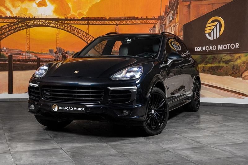 Azul Usado 2015 Porsche Cayenne S E-Hybrid SUV | € 35.900 - Imagem 1/4