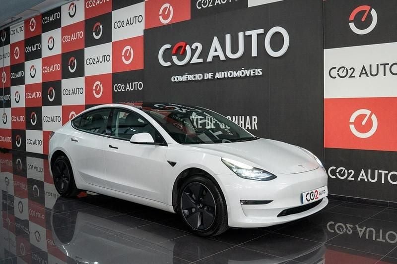 Branco Usado 2023 Tesla Model 3 Sedan | € 33.900 (Preço elevado) - Imagem 1/4