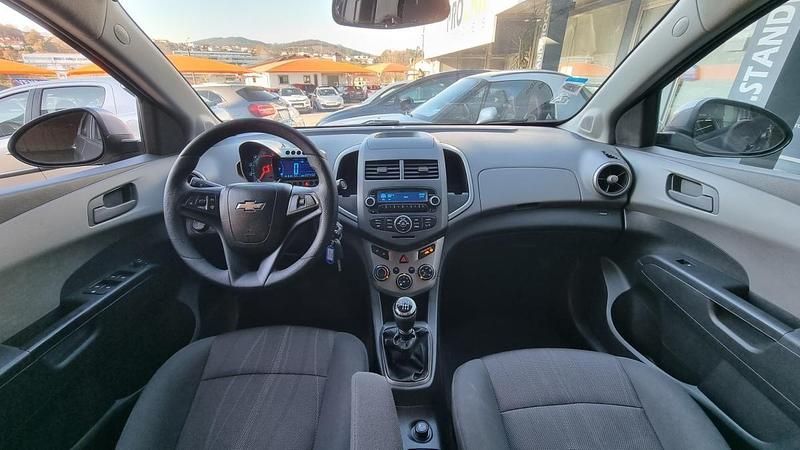 Usado Chevrolet Aveo 95 HP (69 kW) 2012 Cinzento