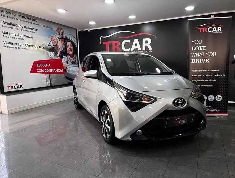 Cinza Usado 2019 Toyota Aygo X-play Citadino | € 11.990 (Preço justo) - Imagem 1/4