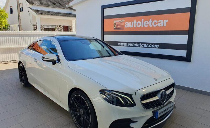 Branco Usado 2017 Mercedes E220 AMG line Coupé | € 39.900 - Imagem 1/4