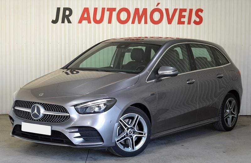 Cinza Usado 2021 Mercedes B250 AMG Monovolume | € 27.450 - Imagem 1/4