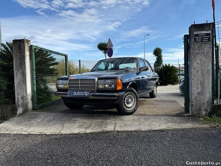 Azul Usado 1980 Mercedes 240 Sedan | € 8.000 - Imagem 1/1