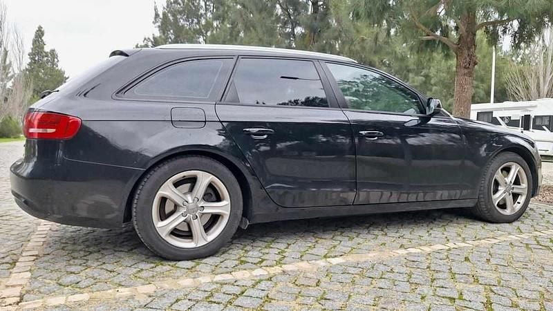 Usado Audi A4 136 HP (100 kW) 2013 Preto Carrinha