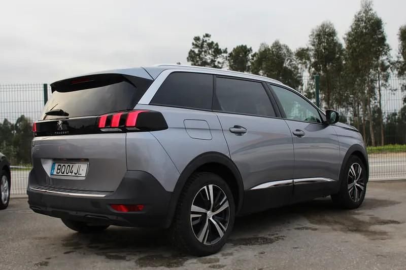 Usado Peugeot 5008 Allure 130 HP (95 kW) 2019 Cinzento Monovolume