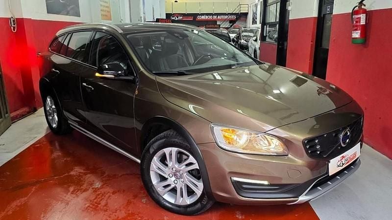 Castanho Usado 2016 Volvo V60 CC Momentum Carrinha | € 18.180 - Imagem 1/4