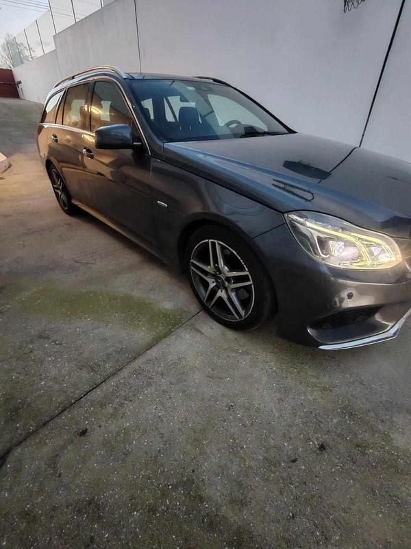 Usado Mercedes E250 204 HP (150 kW) 2015 Cinzento Carrinha