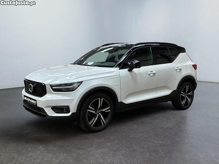 Branco Usado 2021 Volvo XC40 R-Design SUV | € 25.990 - Imagem 1/1