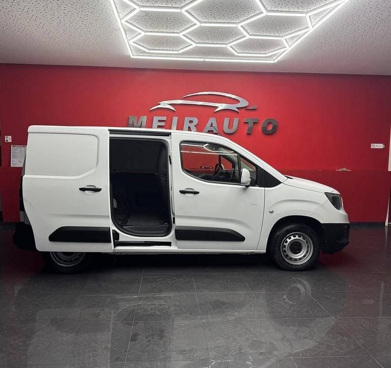 Usado Opel Combo Innovation 102 HP (75 kW) 2021 Branco Monovolume