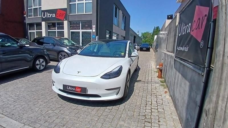 Branco Usado 2021 Tesla Model 3 Sedan | € 29.999 (Preço justo) - Imagem 1/4