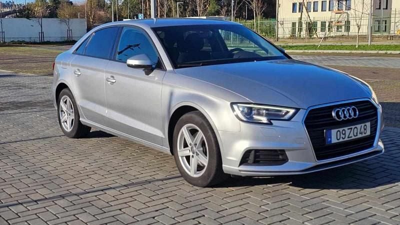 Usado Audi A3 116 HP (85 kW) 2019 Cinzento Pickup