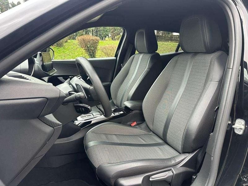 Usado Peugeot 2008 Allure 130 HP (95 kW) 2023 Preto SUV