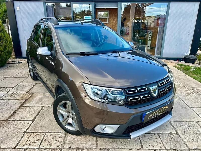 Castanho Usado 2018 Dacia Sandero Stepway SUV | € 12.990 (Bom preço) - Imagem 1/4