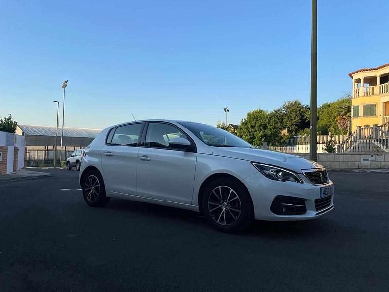 Branco Usado 2017 Peugeot 308 Active Sedan | € 12.500 (Preço justo) - Imagem 1/4