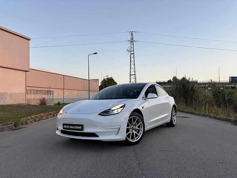 Branco Usado 2020 Tesla Model 3 Standard Range Plus Sedan | € 22.400 (Bom preço) - Imagem 1/4