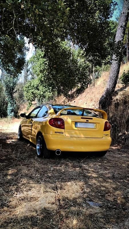 Usado Renault Mégane Coupé 95 HP (69 kW) 2000 Outra Coupé