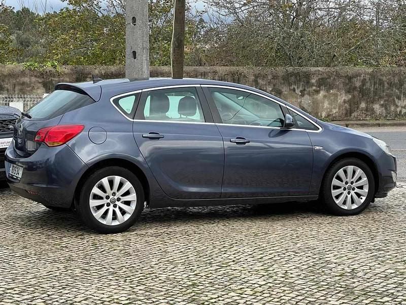 Usado Opel Astra Edition 125 HP (91 kW) 2010 Azul Citadino