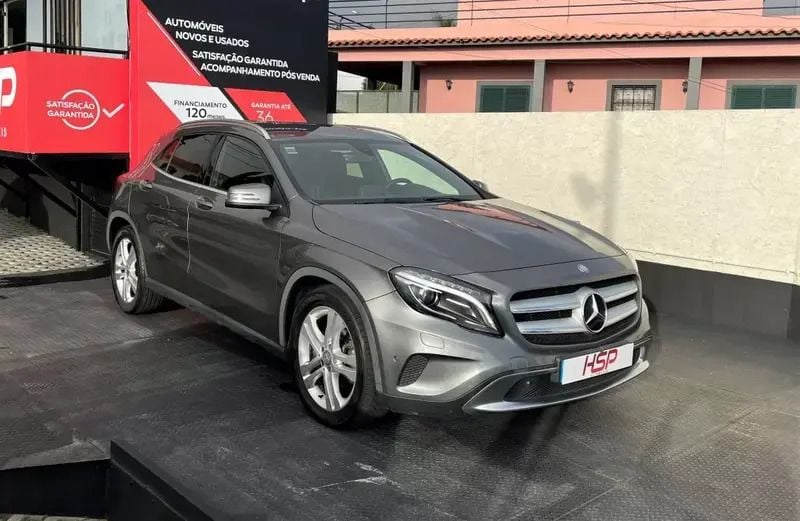 Cinzento Usado 2015 Mercedes GLA180 Urban SUV | € 23.990 (Caro) - Imagem 1/4