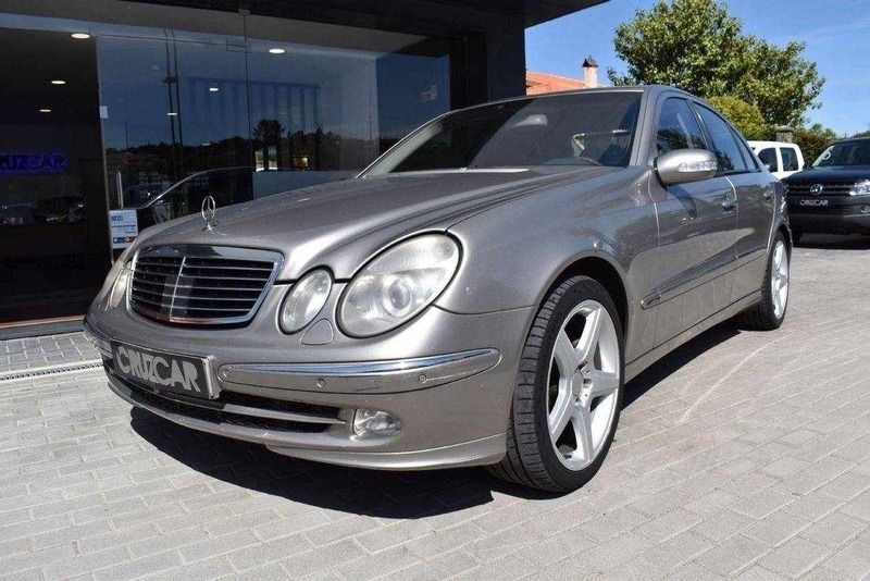 Cinzento Usado 2003 Mercedes E400 Avantgarde Sedan | € 9.999 - Imagem 1/4