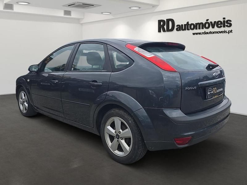 Usado Ford Focus 90 HP (66 kW) 2007 Cinzento