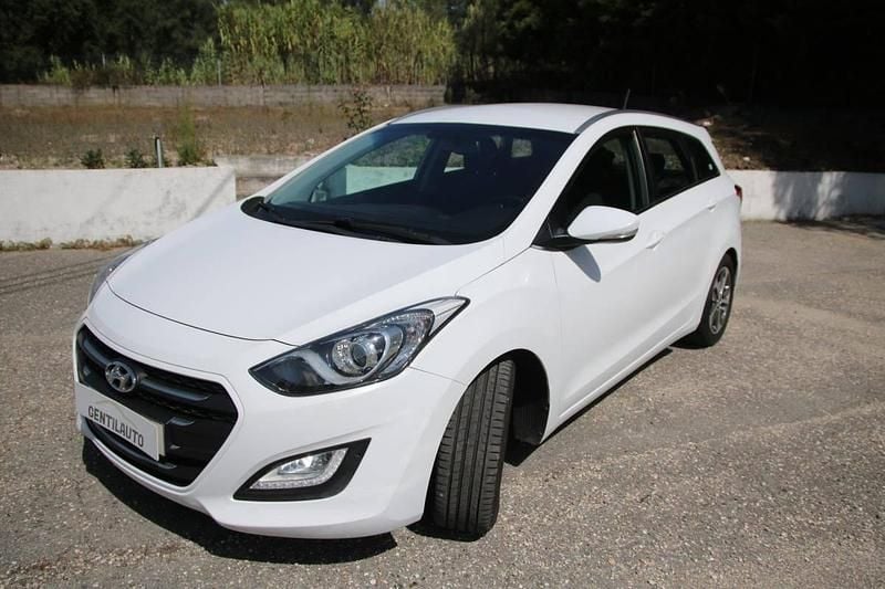 Usado Hyundai i30 Comfort 110 HP (80 kW) 2015 Branco Carrinha