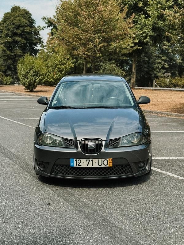 Cinzento Usado 2003 Seat Ibiza Sport Citadino | € 6.900 (Preço justo) - Imagem 1/4