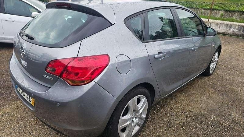 Usado Opel Astra 95 HP (69 kW) 2010 Cinzento