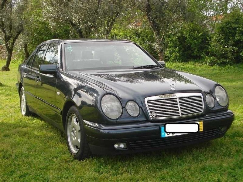 Preto Usado 1999 Mercedes E200 Classic Sedan | € 5.500 - Imagem 1/4