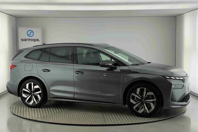 Cinzento Usado 2025 Skoda Enyaq iV SportLine SUV | € 48.490 (Preço justo) - Imagem 1/4