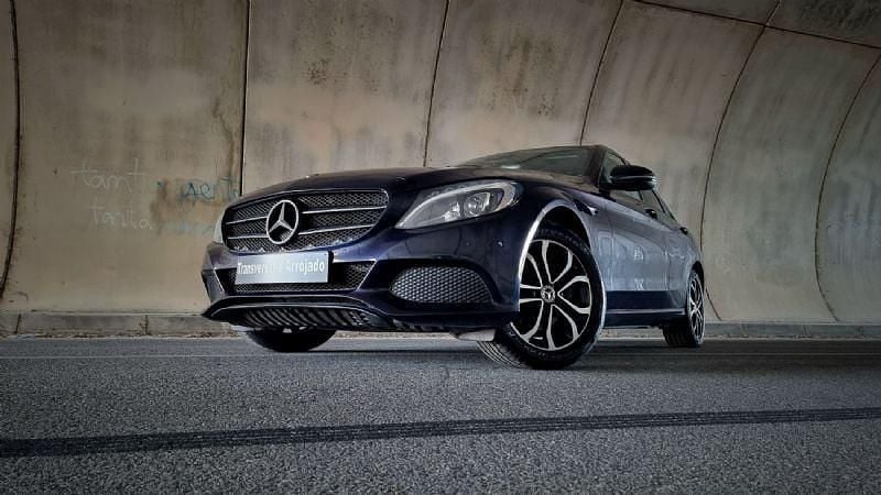 Usado Mercedes C220 Avantgarde 170 HP (125 kW) 2018 Azul escuro Sedan