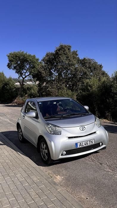 Cinzento Usado 2011 Toyota iQ Citadino | € 7.500 (Preço justo) - Imagem 1/4