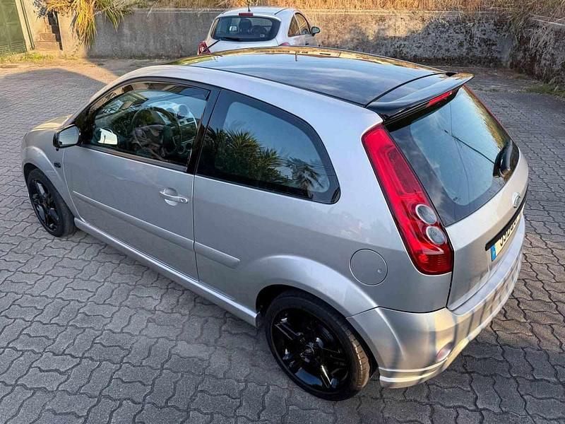 Usado Ford Fiesta 68 HP (50 kW) 2006 Cinzento Citadino
