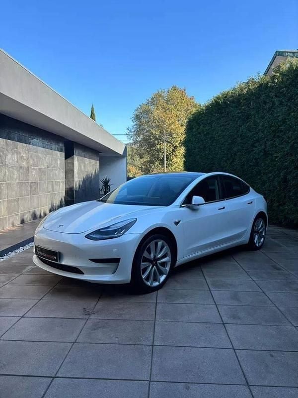 Branco Usado 2019 Tesla Model 3 Sedan | € 22.900 (Preço justo) - Imagem 1/4