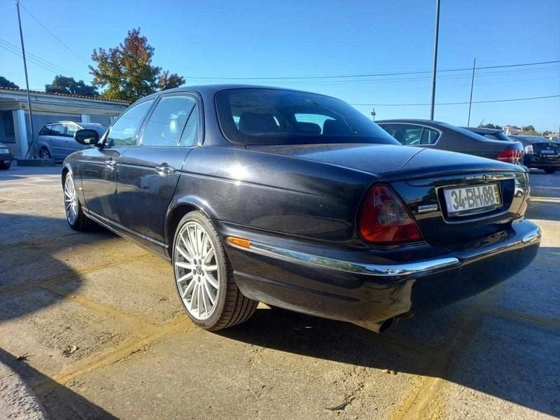 Usado Jaguar XJ 206 HP (151 kW) 2006 Preto Sedan