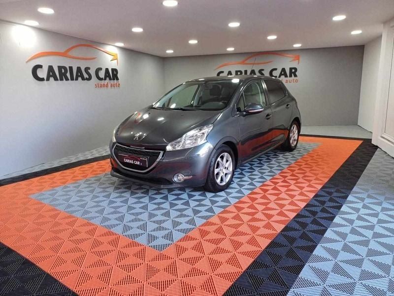 Cinza Usado 2013 Peugeot 208 Access Citadino | € 9.900 (Caro) - Imagem 1/4