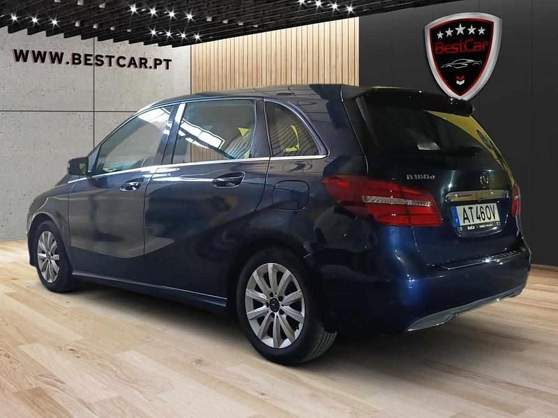Usado Mercedes B180 109 HP (80 kW) 2018 Azul Monovolume