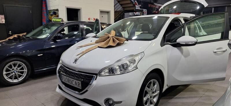 Branco Usado 2013 Peugeot 208 Active Citadino | € 7.900 (Preço justo) - Imagem 1/4