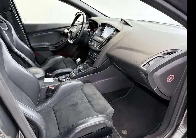 Usado Ford Focus 350 HP (257 kW) 2016 Cinzento