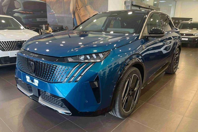 Azul Usado 2024 Peugeot e-3008 GT SUV | € 44.900 (Preço justo) - Imagem 1/4