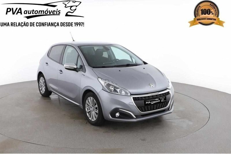 Cinzento Usado 2018 Peugeot 208 Signature Sky Citadino | € 11.950 (Preço justo) - Imagem 1/4