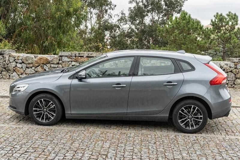 Cinzento Usado 2017 Volvo V40 Citadino | € 16.300 (Preço justo) - Imagem 1/4
