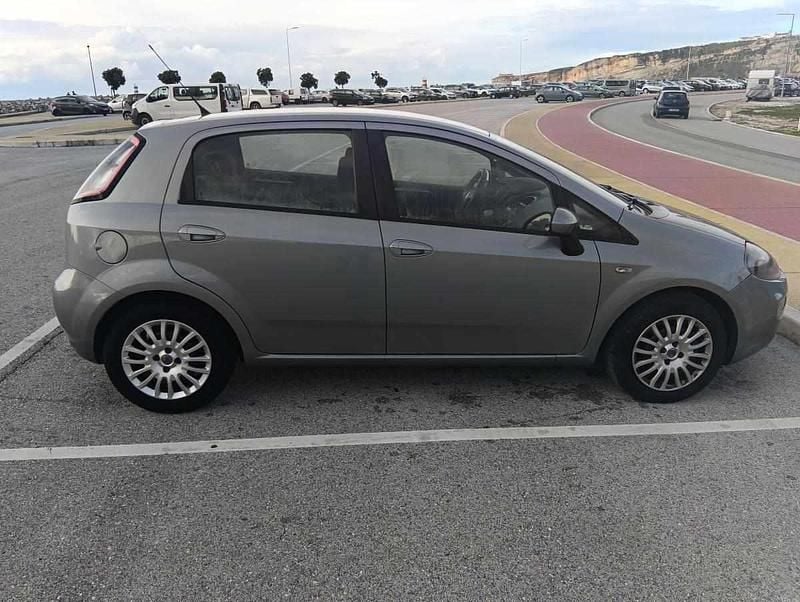 Usado Fiat Punto 86 HP (63 kW) 2012 Cinzento Citadino